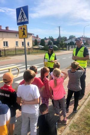 Policjantka opowiada o oznakowaniu przejść