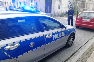 Policjant kontroluje kierującą pojazdem