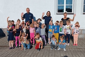 Pamiątkowe zdjęcie dzieci z policjantami