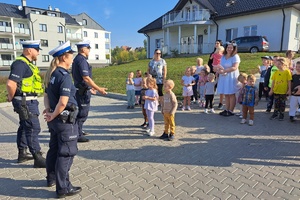 Policjanci witają się z przedszkolakami