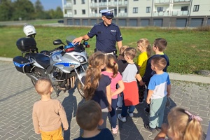 Policjant omawia budowę motocykla