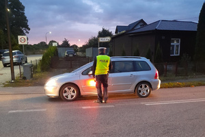 Policjant sprawdza trzeźwość kierowcy