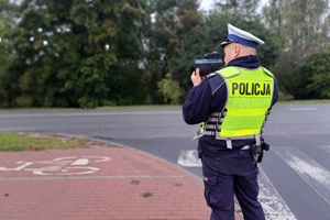 Policjant mierzy prędkość pojazdów