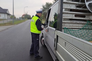 Policjant kontroluje dokumenty kierowcy