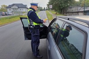 Policjant sprawdza trzeźwość kierowcy