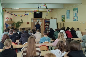 Policjantka przekazuje uczniom wiadomości związane z rekrutacją do Policji