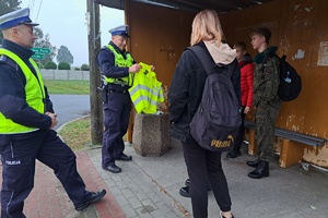 Mundurowi rozmawiają z  grupą młodzieży o bezpieczeństwie