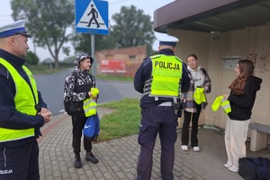 Mundurowi przekazują kamizelki i rozmawiają z młodzieżą o och ważnym działaniu