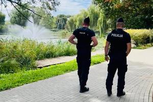 Policjanci patrolują okolice akwenu