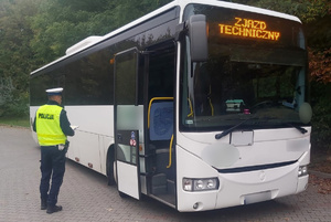 Policjant kontroluje autokar przed wyjazdem na wycieczkę