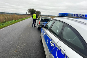 Policjanci sprawdzają trzeźwość kierowcy