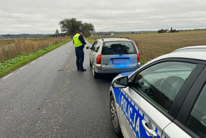 Policjanci prowadzą na drodze działania Trzeźwy kierujący