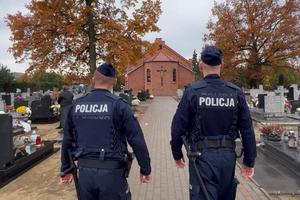 Policjanci prewencji patrolują teren cmentarza