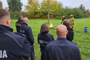 Policjanci obserwują szkolących strażaków