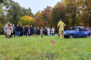 Strażak opowiada o zasadach gaszenia pożaru samochodu