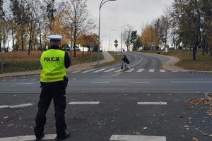 Policjant obserwuje rejon przejścia dla pieszych