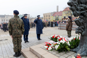 Na zdjęciu widoczny pan Komendant Powiatowy Policji w Świeciu mł.insp. Marek Mitura wraz z zastępcą Naczelnika Prewencji podkom. Marcinem Wiktorem oddający hołd i honor tym wszystkim , którzy walczyli o niepodległość.