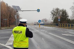 Funkcjonariusz dokonuje pomiaru prędkości na drodze DK91