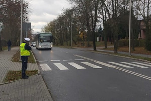 Na zdjęciu policjant dokonujący pomiar prędkości w rejonie przejścia dla pieszych.