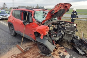 Jeep uszkodzony w wyniku zderzenia z ciężarówką