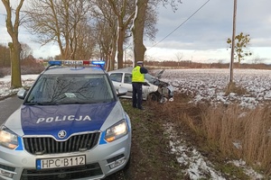 Policjant prowadzi czynności na miejscu zdarzenia drogowego