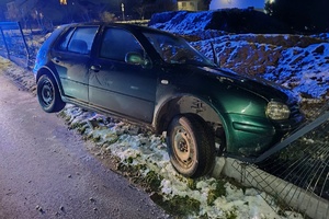 Volkswagen golf po zderzeniu z ogrodzeniem posesji