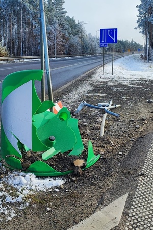 Elementy uszkodzonej latarni leżące na drodze