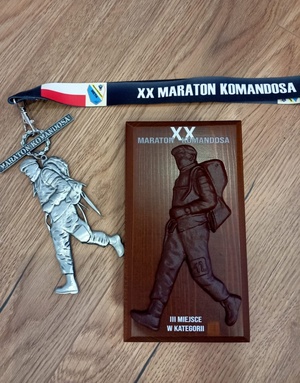 Statuetka oraz medal zwyciężony w Maratonie Komandosa