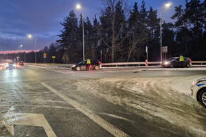 Policjant kontroluje trzeźwość kierowcy osobówki