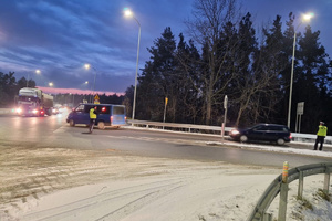 Policjanci ruchu drogowego sprawdzają trzeźwość kierowców podczas działań na drodze