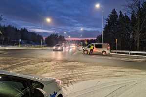 Mundurowi wstrzymują ruch pojazdów i kontrolują trzeźwość kierowców