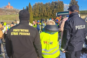 Funkcjonariusze policji i straży pożarnej uczestniczą w spotkaniu z przedstawicielami Wód Polskich