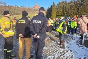 Dzieci oraz funkcjonariusze wysłuchują prelekcji