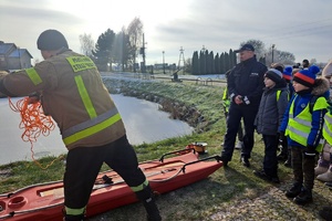 Mundurowi opowiadają o użytym do ratowania ludzi znajdujących się na lodzie sprzęcie