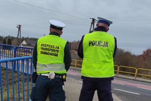 Funkcjonariusz ITD oraz policjant mierzą prędkość zbliżających się pojazdów