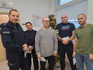 Policjanci podczas akcji oddawania krwi dla strażnika leśnego