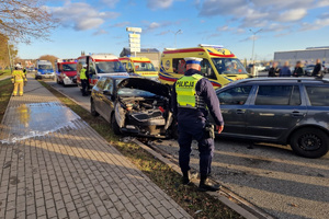 Policjant prowadzi czynności na miejscu kolizji