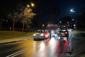 Policjant ruchu drogowego podchodzi do kierujących pojazdami