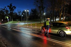 Policjant kontroluje trzeźwość kierowcy