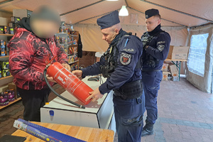 Policjant sprawdza ważność gaśnicy