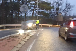 na zdjęciu widoczny policjant, który sprawdza trzeźwość kierujących.