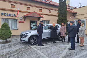 Zgromadzeni funkcjonariusze oraz włodarze gminy przed posterunkiem policji