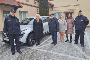 Zgromadzeni przez posterunkiem goście i funkcjonariusze pozują do pamiątkowego zdjęcia