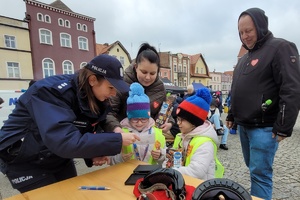 Policjantka rozmawia z najmłodszymi wolontariuszkami WOŚP