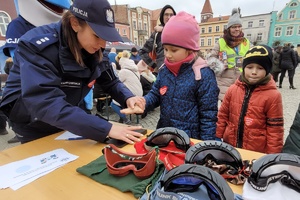 Policjantka podaje dziewczynce alkogogle