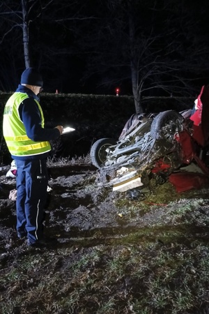 Policjant prowadzi oględziny pojazdu