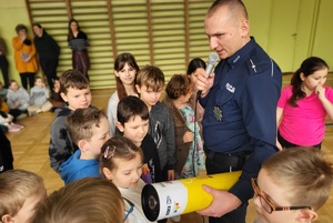 Dzieci poznają działanie elementów odblaskowych