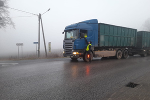 Policjant sprawdza trzeźwość kierowcy ciężarówki