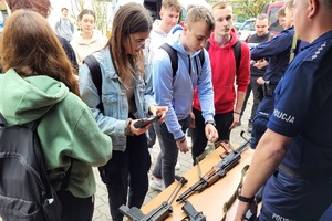 Uczniowie podchodzą do prezentacji rożnych jednostek broni