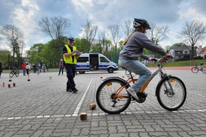 Chłopiec pokonuje tor przeszkód